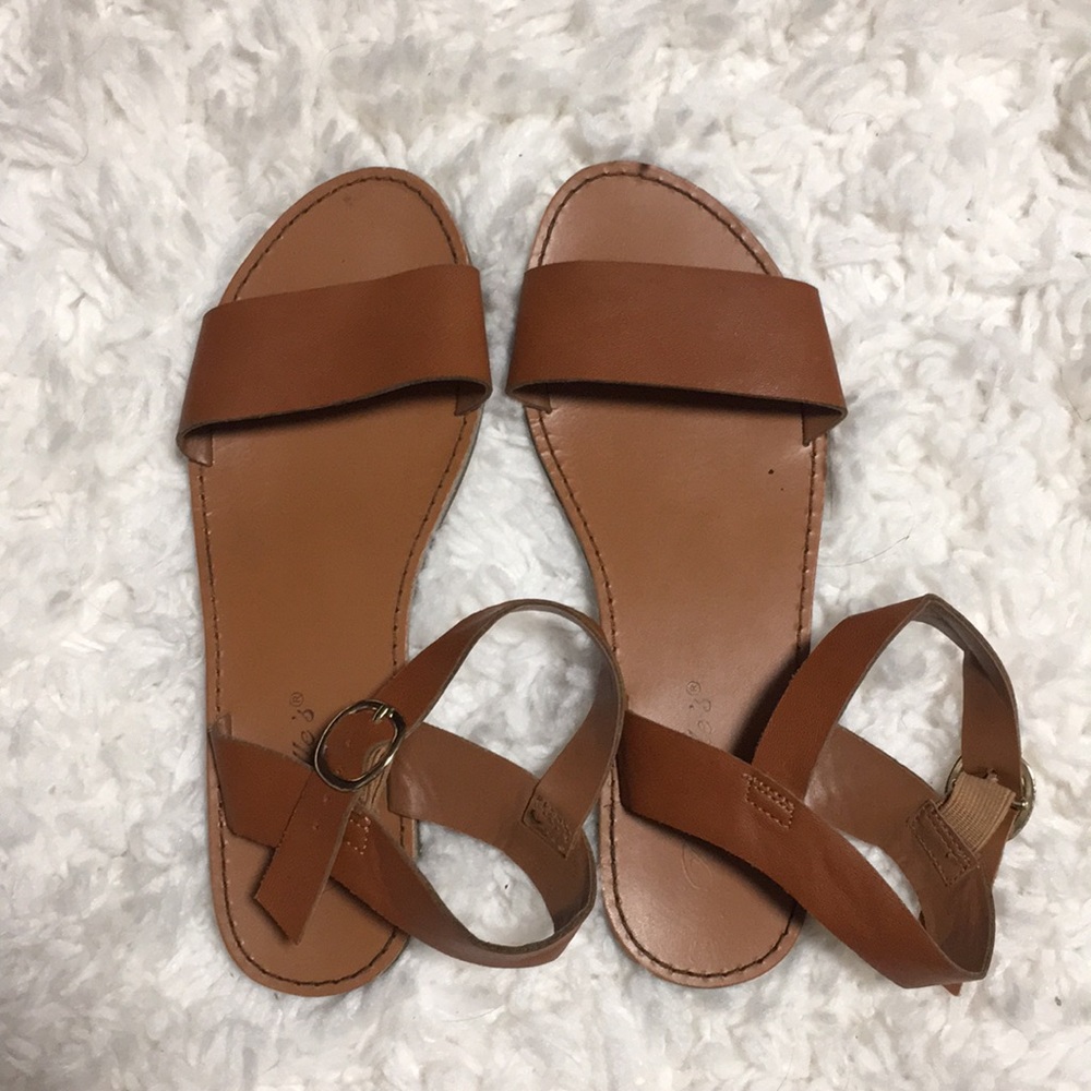 Lulu’s tan leather sandals!